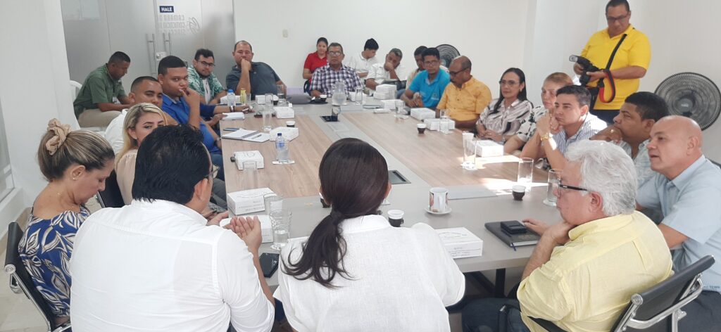 La Comisión Regional de Competitividad e Innovación de Sucre, como instancia articuladora que propende por la mejora de los indicadores del departamento de Sucre, se hizo presente el 10 de mayo en la mesa de trabajo convocada por la Cámara de Comercio de Sincelejo para abordar la situación generada en el Golfo de Morrosquillo por la decisión de la Agencia Nacional de Infraestructura (ANI) y la concesión Ruta al Mar de reubicar el peaje La Caimanera en dos nuevos puntos: frente a los tanques de Ecopetrol, en Coveñas, y en la vía concesionada. . En la reunión estuvieron la gobernadora Lucy García; el alcalde de San Antero, Denise Chica; el delegado de la alcaldesa de Coveñas, líderes de la comunidad, empresarios y dirigentes gremiales de los municipios del Golfo de Morrosquillo de Sucre y Córdoba. La mandataria sucreña dejó claro que hay que buscar un espacio de diálogo con el Gobierno nacional, porque el departamento de Sucre no aguanta un peaje más. "Nos reunimos en una mesa de trabajo en donde todos queremos que el Gobierno nacional también nos escuche, porque es el Golfo de Morrosquillo de estos departamentos, Sucre y Córdoba, el que va a traer el desarrollo contundente para la región Caribe de Colombia", afirmó la gobernadora.