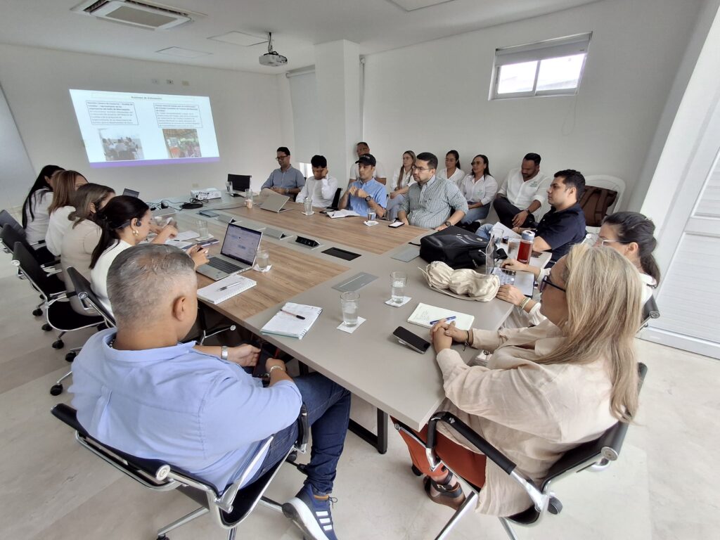 En sesión del Comité Ejecutivo de la Comisión Regional de Competitividad e Innovación de Sucre, mostramos los avances de las actividades de planeación, coordinación y articulación ejecutadas este año con corte al mes de julio, y que están encaminadas a fortalecer la competitividad de los sectores productivos para mejorar los indicadores de desarrollo del departamento. Igualmente presentamos un informe sobre el análisis hecho al Índice Departamental de Competitividad 2024. El Comité Ejecutivo es la instancia encargada de la planeación estratégica, toma de decisiones y seguimiento para el logro de las acciones de la CRCI, entre ellas, la territorialización de políticas públicas relacionadas con productividad, competitividad e innovación; de la gestión a la solución de problemas de coordinación y articulación identificadas en el territorio y el direccionamiento para la formulación y actualización de la Agenda Departamental de Competitividad e Innovación (ADCI), así como la estructuración de proyectos y la gestión de recursos para su implementación. #CRCISucre #CompetitividadeInnovación