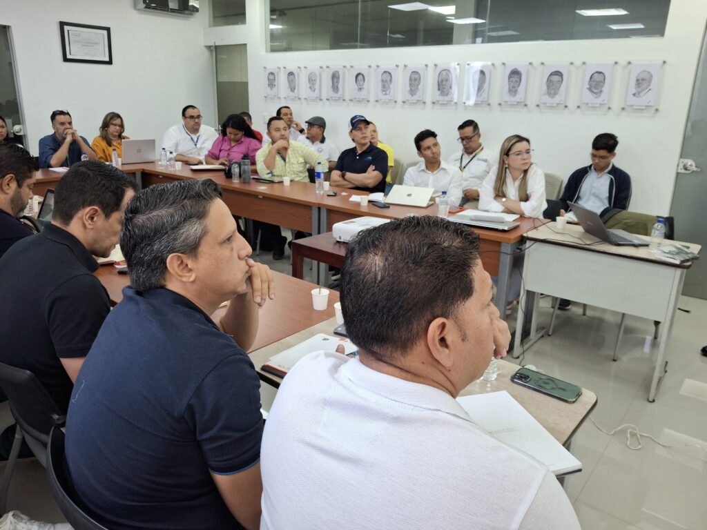 En este espacio se analizaron cinco indicadores prioritarios: formalidad laboral, inclusión financiera, pasajeros movilizados vía aérea, diversificación de la canasta exportadora y tamaño del mercado. Se buscó entender de qué trata cada uno, cuál es la fuente que los sustenta y año de medición, para con base en esa información construir acciones que permitan mover esos indicadores y mejorar la competitividad, precisó Katerine Giraldo, coordinadora de Indicadores de la CRCIS.