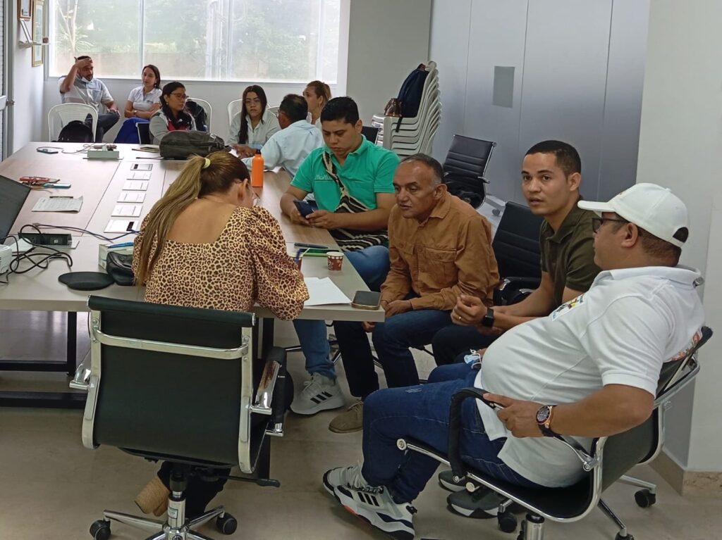 Un paso más dieron los actores de turismo de naturaleza de los Montes de María para la conformación del Clúster de este sector. En un taller organizado por la Comisión Regional de Competitividad e Innovación de Sucre, en la Cámara de Comercio de Sincelejo, dieciocho de ellos avanzaron en la construcción del plan de acción, partiendo de las acciones que identificaron durante el Taller del Plan Estratégico celebrado hace dos meses y que en este trabajaron más específicamente. Asistieron los coordinadores de Turismo de las alcaldías de Sincelejo y Colosó, la Gobernación de Sucre, las agencias Usaid y Procolombia, Comfasucre y los actores de la iniciativa del clúster de los municipios de Sincelejo, Toluviejo, Colosó, Chalán, San Onofre y San Antonio de Palmito. #Sucre #TurismoDeNaturaleza #CRCIS