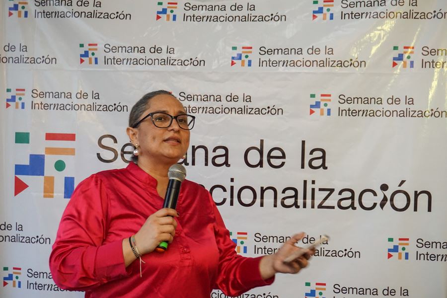Las jornadas académicas la cerró el panel “Sucre en la COP 16, en el Parque Comercial Guacarí. En este espacio, la secretaria Privada del Despacho de la gobernadora, Karina Bertel, reveló que, en Cali, en el Bulevar del Río, Sucre hará presencia con un estand que mostrará de manera unida y coordinada un departamento modelo en desarrollo económico sostenible y con una biodiversidad única en el país y en el mundo.