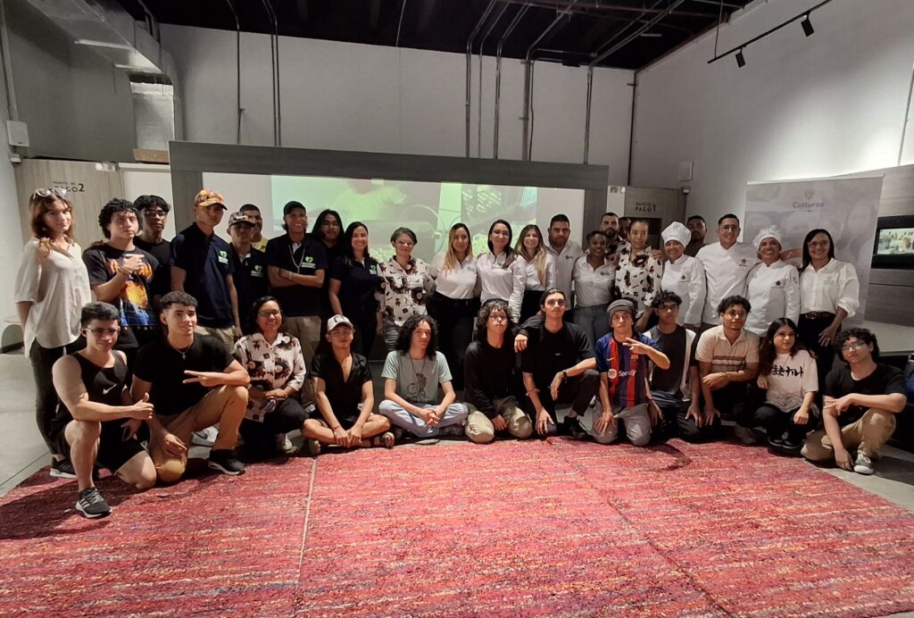 La foto del recuerdo de la presentación de "Paladares musicales, legados de la tierra mojá", en la biblioteca virtual Libro Total, de Sincelejo.