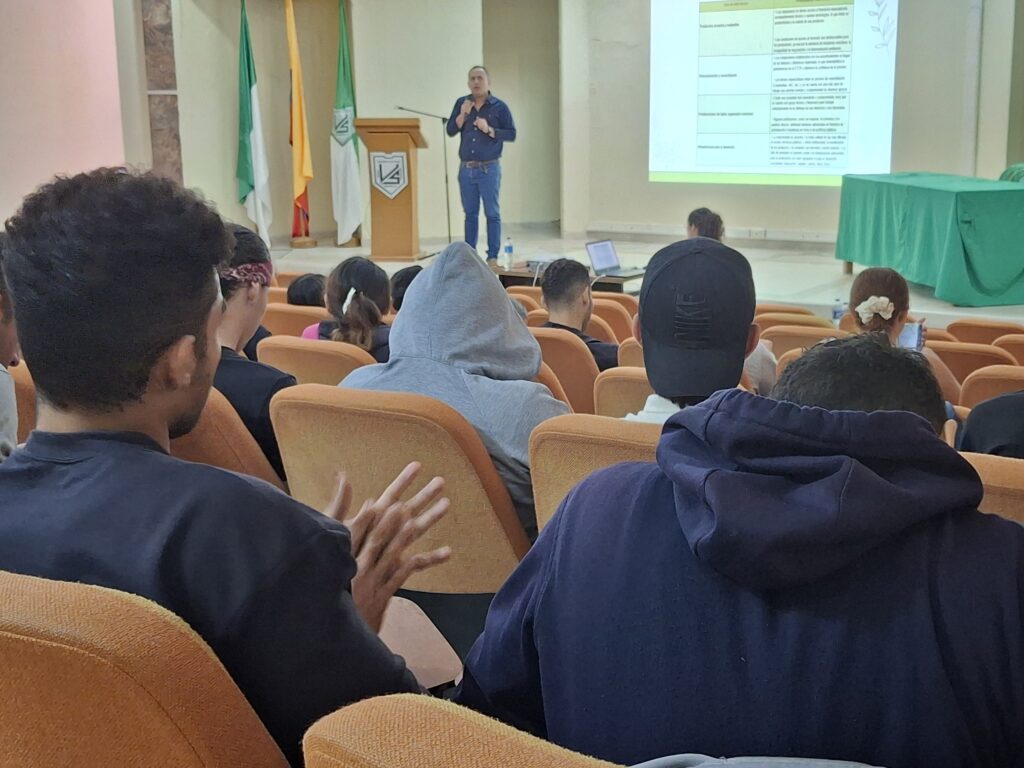 Alexis Tapasco Valderrama, director del Centro de Reindustrialización Tecnológica de la Cámara de Comercio de Florencia, Caquetá, expuso “El rol transformador de la agroindustria en la construcción de la paz”.