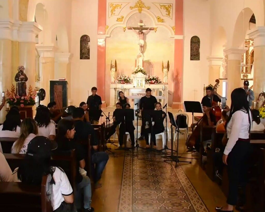 En el Santuario de la Virgen del Socorro, los sinceanos recibieron con música filarmónica a los turistas de la caravana Sabana mágica, tierra de mil colores.