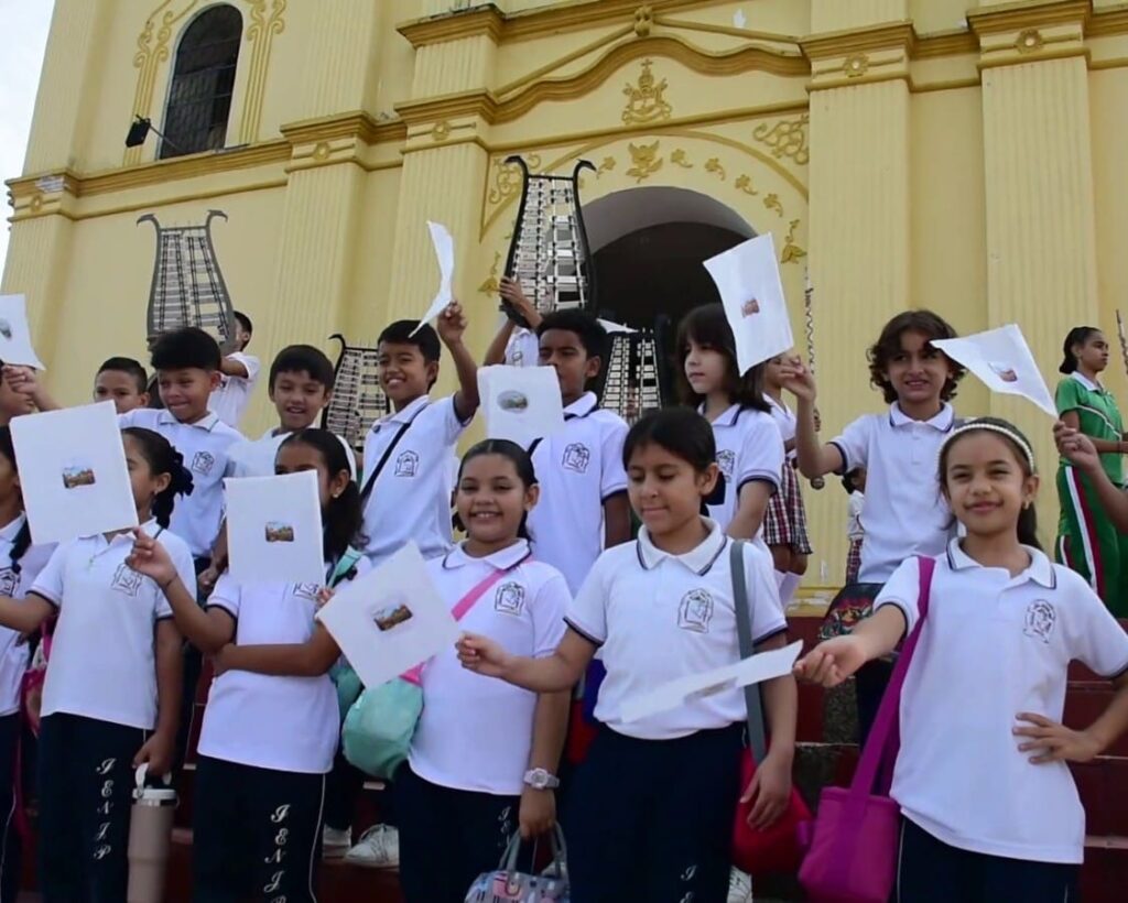 Niños reciben con música a los turistas de la caravana Sabana mágica, tierra de mil colores.