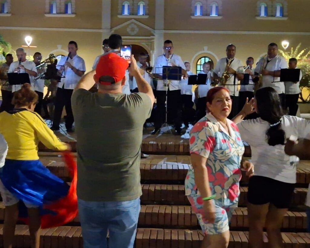 Con porros y fandangos en el parque Santander de Sincelejo terminó la caravana turística Sabana mágica, tierra de mil colores.