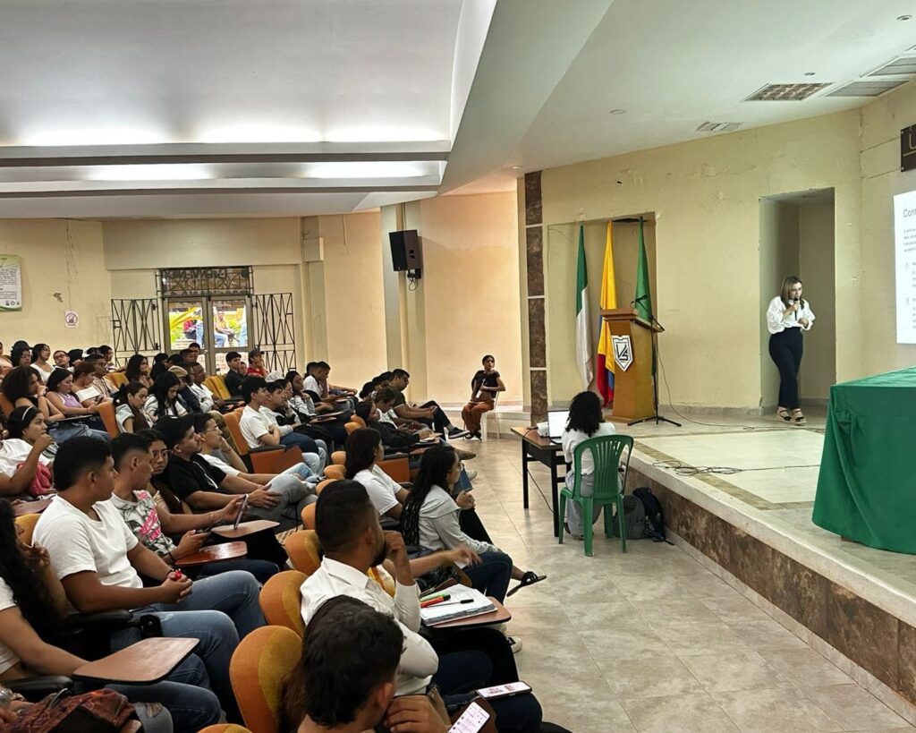 Panel con estudiantes de Unisucre.
