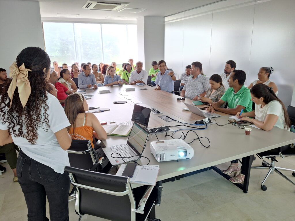 En la Cámara de Comercio de Sincelejo se dieron cita unos 30 representantes del sector agroindustrial de Sucre, convocados por la Comisión Regional de Competitividad e Innovación del departamento (CRCIS), donde lograron ponerse de acuerdo para avanzar en la conformación del primer clúster del sector y mejorar así en competitividad. José F. Quintero, coordinador de Procesos Operativos de la CRCI Sucre, detalló que se trató de una convocatoria de motivación para ampliar el horizonte del clúster agroindustrial de Sucre. Es decir, “para vincular más empresas que hagan parte de este proceso, de que colaboren entre ellas, de que cooperen y puedan salir adelante, porque la unión hace la fuerza. Y estos procesos de clusterización son de los empresarios para los empresarios donde ellos compiten pero también cooperan para sacar su sector adelante”. Diana Tous, vicepresidenta de Raíz Caribe, explicó que es un proceso en el que llevan aproximadamente “un año trabajando desde la Asociación Raíz para poder trascender fronteras , agruparnos como empresas que somos agroindustriales y poder llevar a Sucre a otros espacios”. Y subrayó: “queremos que más personas, más empresarios del departamento de Sucre agroindustriales se unan, porque si no tenemos la clusterización no podemos romper esas fronteras ni fortalecer nuestras empresas como queremos”. La meta es que para el 2025 todos los que decidieron avanzar en la conformación del clúster estén integrados en un plan de acción, puedan participar en convocatorias y desarrollar actividades en pro del crecimiento de estos empresarios con los aliados como la Universidad de Sucre, la Cámara de Comercio de Sincelejo, la Corporación Universitaria del Caribe (Cecar) y otras entidades que hacen parte de estas iniciativas clúster.