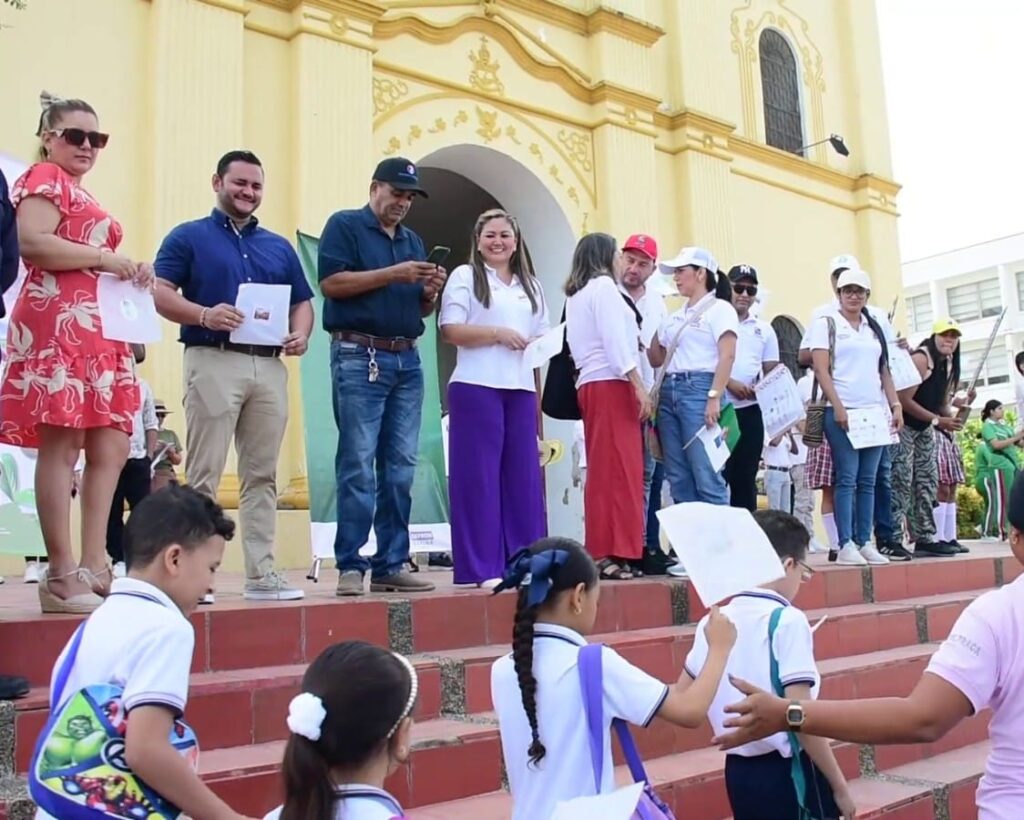 Bienvenida en Corozal a caravana turística Sabana mágica, tierra de mil colores.
