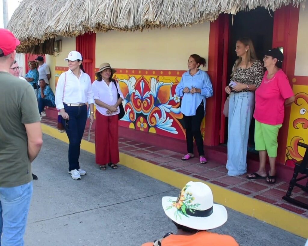 La caravana turística recorrió 20 de las 50 casas y murales de la Ruta del Color en Betulia.