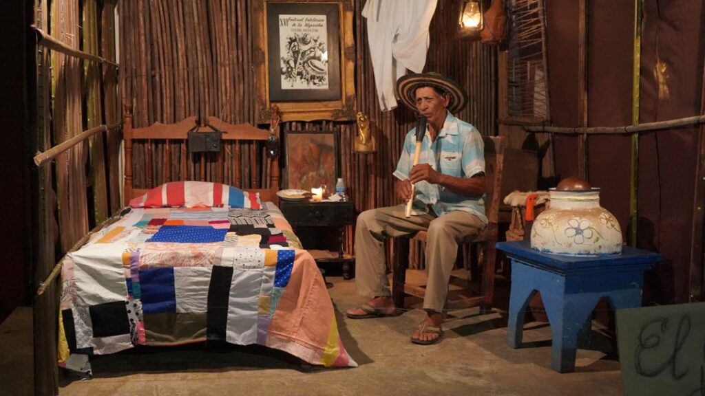 “Se trata de un inmenso y merecido reconocimiento para Galeras, para el departamento y para toda Colombia, ya que este tipo de expresiones artísticas reflejan la pasión, entrega y constancia de todo un pueblo, que ve en las artes y en la belleza natural una expresión de paz, inclusión y convivencia”, subrayó la mandataria, también visiblemente emocionada. Entre tanto, en el parque Mariscal Sucre de Galeras, cientos de galeranos, reunidos frente a una pantalla gigante, entre lágrimas y abrazos festejaron el histórico momento. Eran las 9:25 de la mañana, hora colombiana, de ese 4 de diciembre de 2024, y así quedó marcado en el almanaque de la memoria como el día en el que se le cumplió el sueño a todo un pueblo, sueño que comenzaron a gestionar desde el 2021. “Fue un proceso arduo, lleno de muchos retos, porque fue en medio de la pandemia. Teníamos muchas restricciones, y aún así pudimos llevar a cabo esto a feliz término. Fue un proceso que tuvo muchos requisitos. Ese año nos tocó hacer cierta cantidad de actividades como recoger el 80 % de las firmas del municipio, recordó desde Galeras Remberto Castro Martínez, exsecretario de Cultura municipal. El reconocimiento de la Unesco celebra no solo la riqueza estética y creativa de los Cuadros Vivos, sino también el resultado de años de trabajo comunitario, compromiso cultural y pasión colectiva. En Galeras, cada calle se convierte en un escenario, cada vecino en un artista, y cada cuadro en una obra de arte que fusiona tradiciones religiosas, costumbres populares y estéticas contemporáneas, destacó la Gobernación de Sucre, en un comunicado.