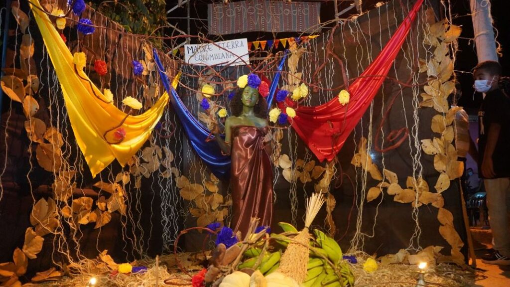 ¡Así fue el emotivo momento en que la Unesco declaró a los Cuadros Vivos de Galeras, Sucre, como Patrimonio Inmaterial de la Humanidad! Desde la ciudad de Luque, Paraguay, colombianos, sucreños y galeranos estallaron de júbilo tras la declaratoria de los Cuadros Vivos de Galeras como Patrimonio Inmaterial de la Humanidad, en el marco de la decimonovena sesión del Comité Intergubernamental para la Salvaguardia del Patrimonio Cultural Inmaterial de la Organización de las Naciones Unidas para la Educación, la Ciencia y la Cultura (Unesco). “Gracias, muchas gracias a todos. Uno, en medio de todo esto, se queda sin palabras. Hablar de los Cuadros Vivos es hablar de un trabajo en comunidad, es hablar de amor, es hablar de una cultura ancestral que hemos llevado adelante. El compromiso más grande que tenemos como galeranos es conservar este patrimonio y llevarlo de generación en generación para que esto nunca se pierda”, dijo emocionada María del Rosario Romero, gestora cultural de Galeras que hizo parte de la delegación sucreña que viajó a Paraguay junto con la gobernadora Lucy García.
