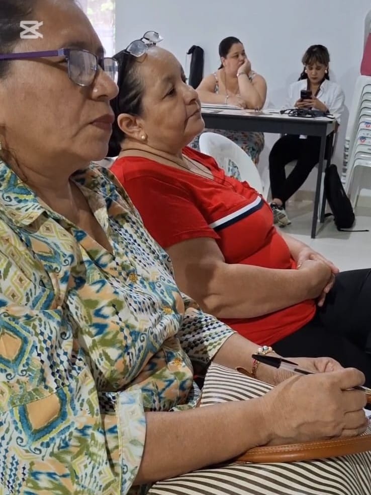 La importancia del comercio a nivel mundial y local en la dinamización de la economía, en la generación de empleo y en el jalonamiento de la producción y en lo que se produce; el poco valor agregado y bajo margen del comercio, y cómo utilizar esas circunstancias para darle mayor valor agregado y cómo echando mano de la industria 4.0, de varias herramientas y modelos de negocios se pueden mejorar los márgenes, fueron los temas abordados en la Macrorrueda de Conocimiento “Tu tienda, tu éxito”, organizada por la Comisión Regional de Competitividad e Innovación de Sucre en articulación con Fenalco Sucre.